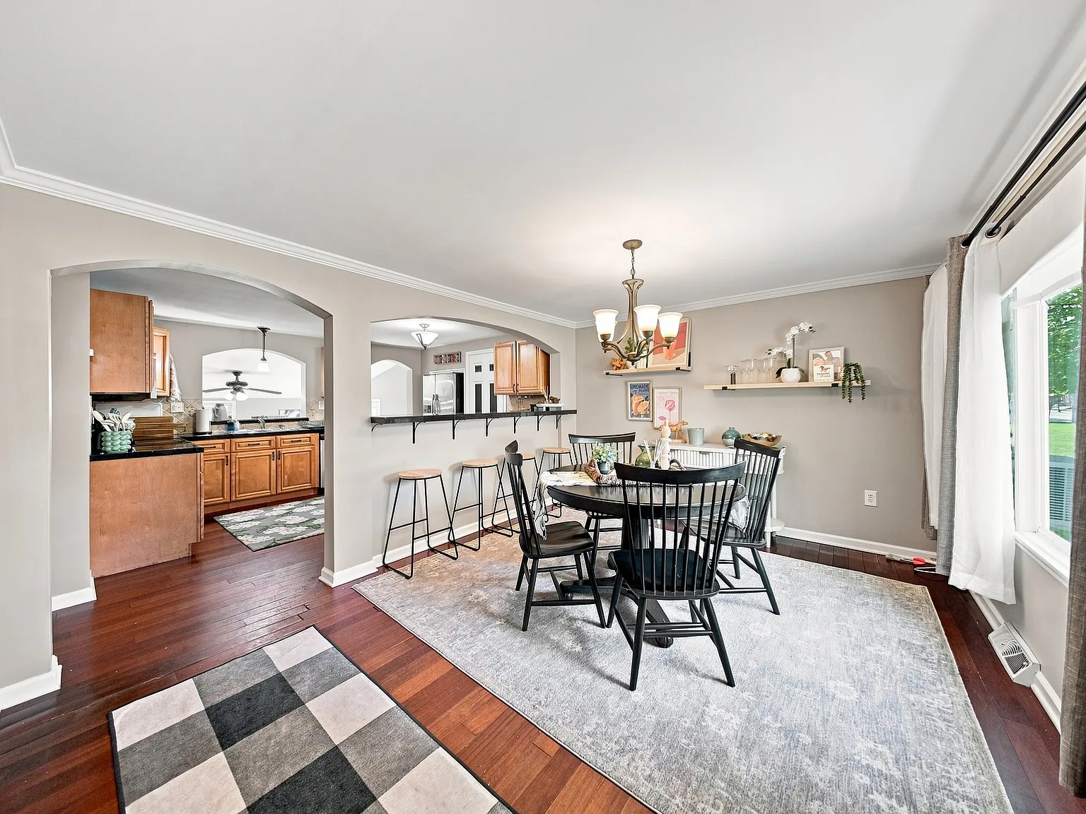 3 bed, 1200 sqft, $3,000 — Photo 3