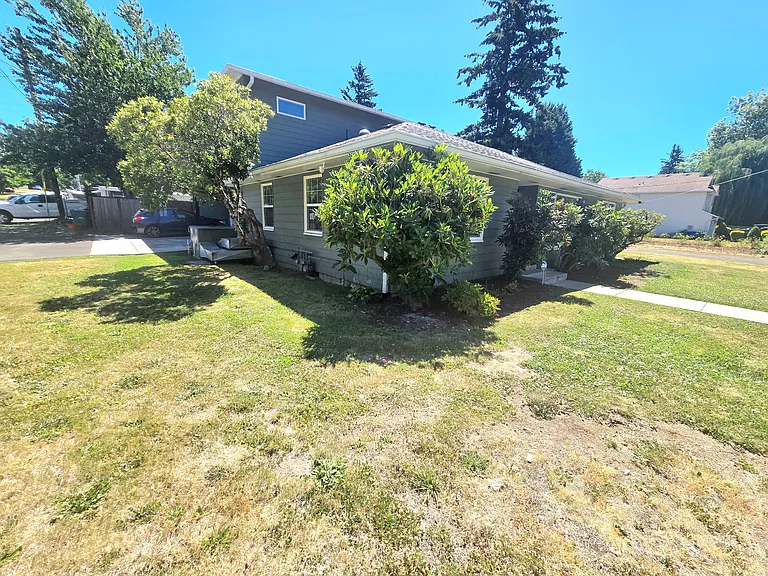 114 SE 218th Ave — Photo 2