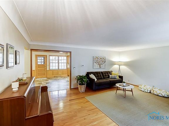 5th image of 1035 Charles St