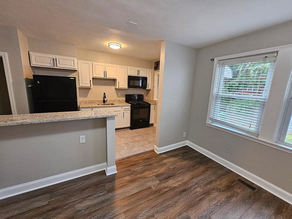 Beautiful Kitchen open to dining room