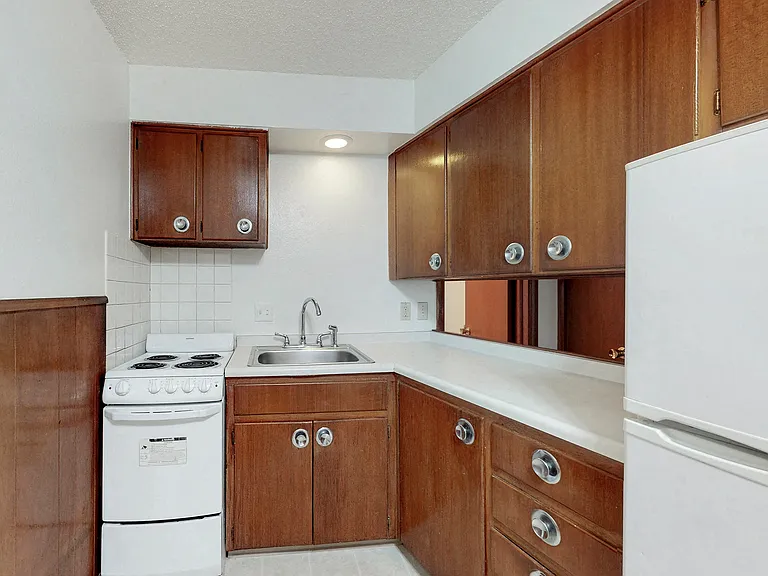 Plaza Manor — Photo 49