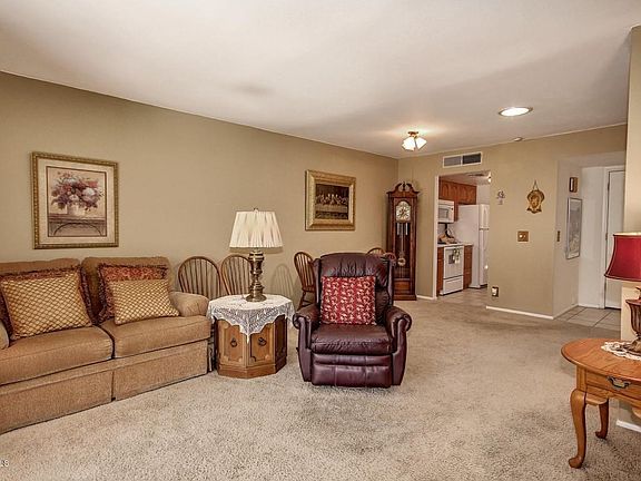 Livrm - 1118 E. Cochise Dr.
