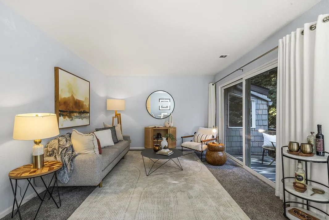 2 bed, 915 sqft, $2,600 — Photo 2
