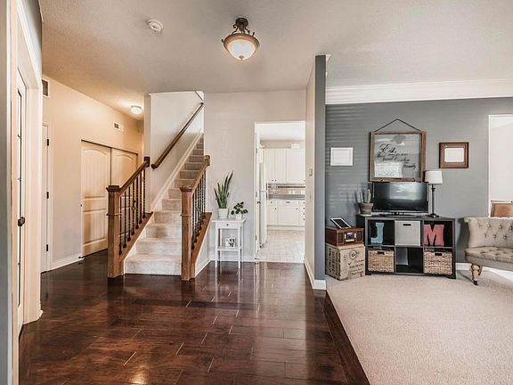 3rd image of 1084 Streamside Dr