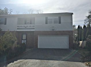 1 Oak Point Dr W, Bayville, NY 11709