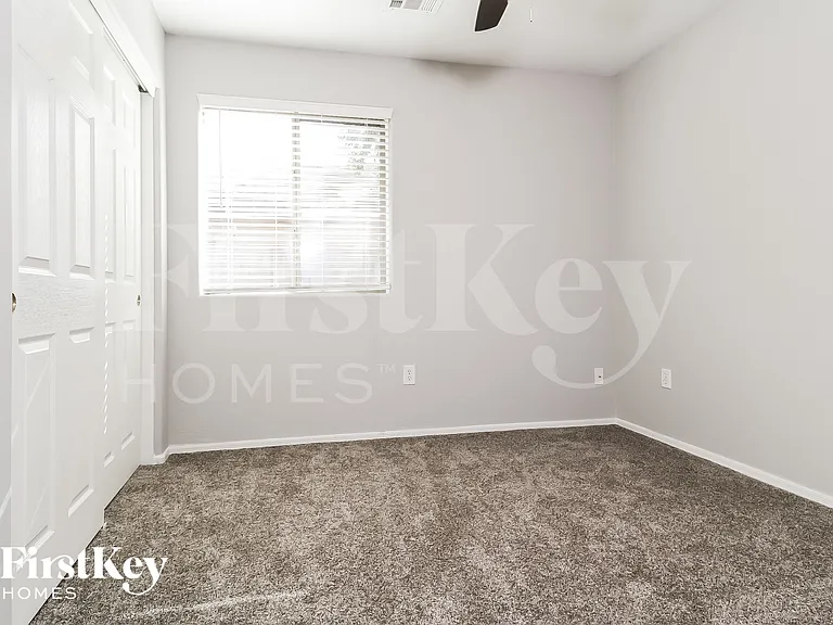 11233 W Locust Ln — Photo 8