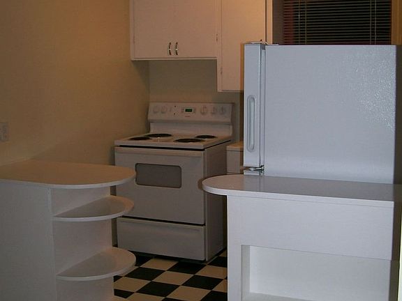 3rd image of 608 School Ave