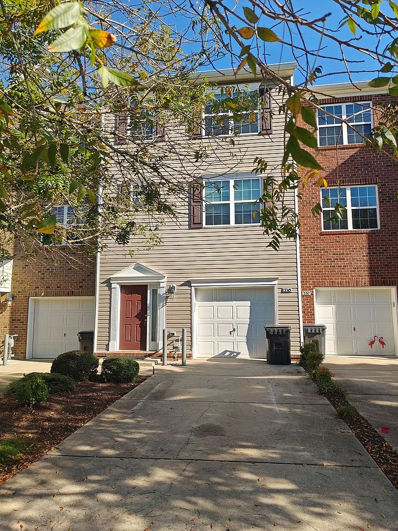 4 bedroom townhome with garage — Photo 1
