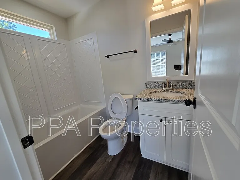 402 Giles St — Photo 3
