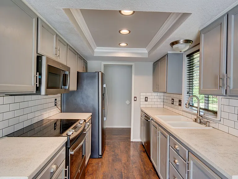 899 SW 13th Ave — Photo 3