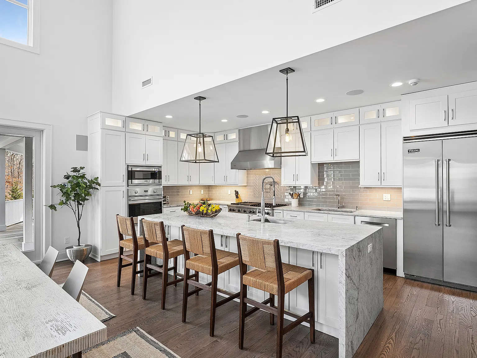 Sunny Like-New Construction in Southampton — Photo 2