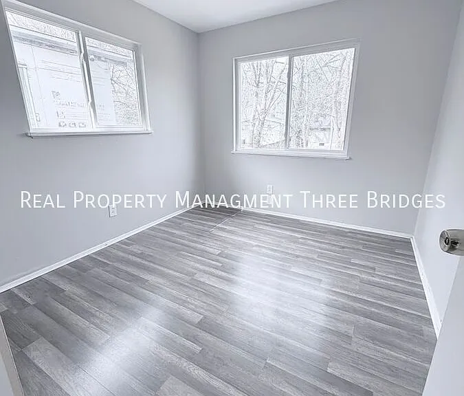 241 Flora Dr — Photo 10