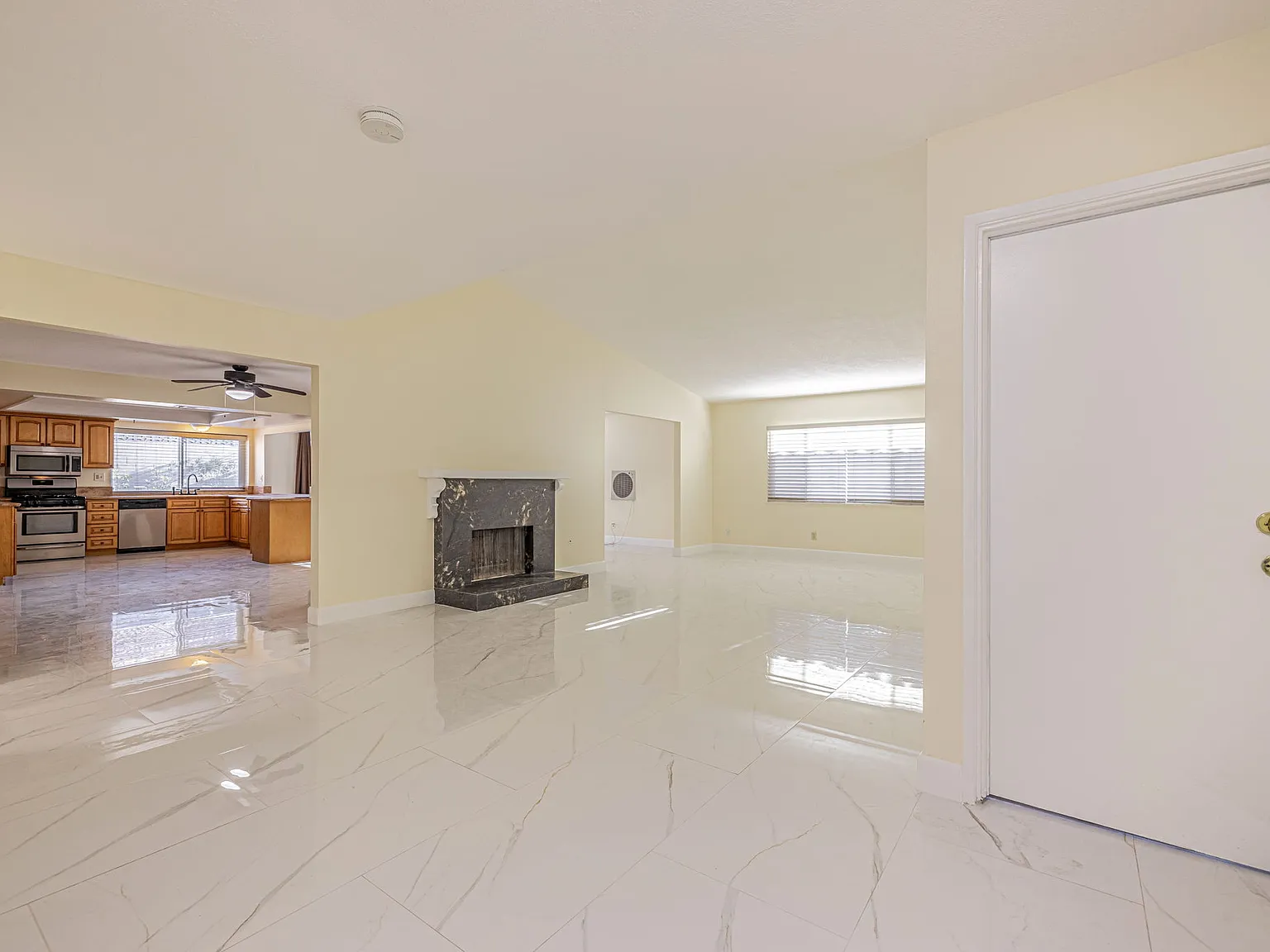 538 W Avenue J15 — Photo 3
