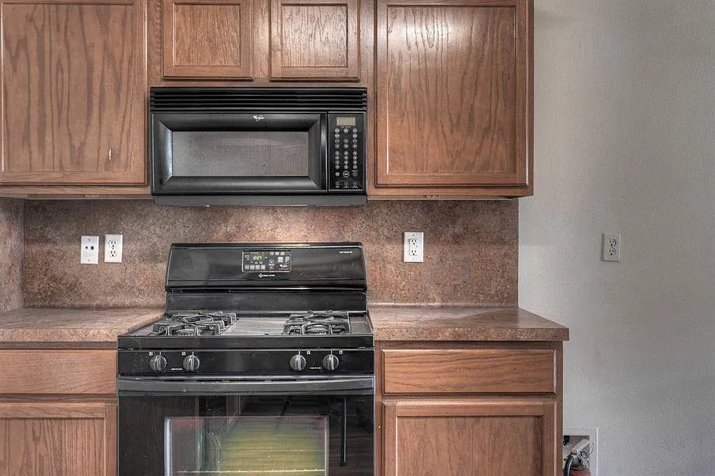 6 bed, 3.0 bath, 3020 sqft, $2,579 — Photo 3