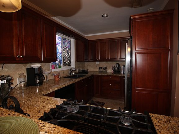 5th image of 662 W 5th St