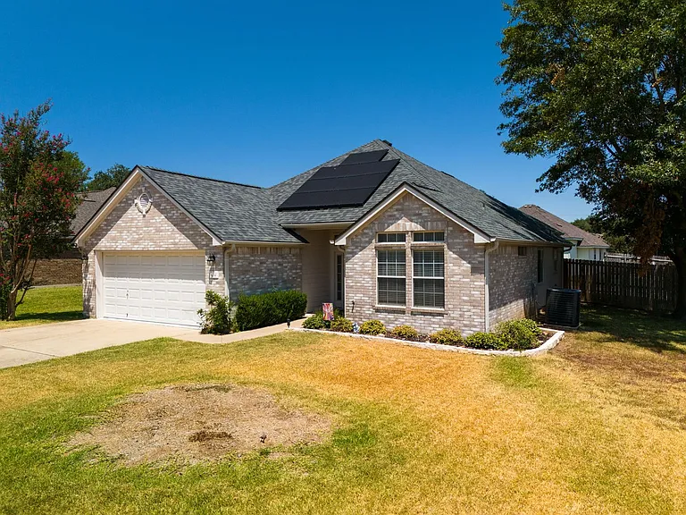 804 Woodhollow Dr — Photo 1