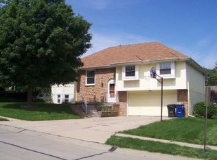 1102 Sterling Dr, Papillion, NE 68046
