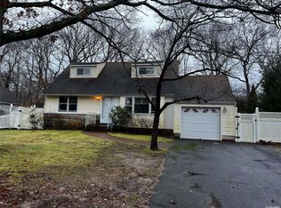 7 Robinson St, Shoreham, NY 11786