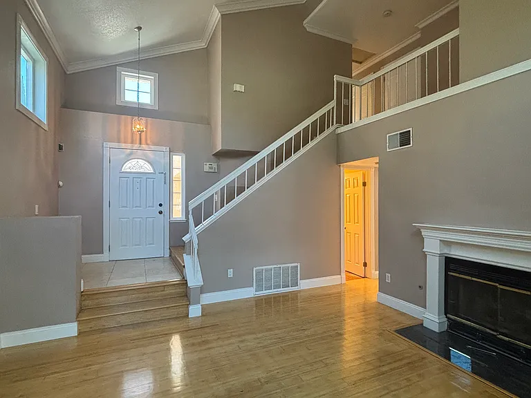 1049 Burnham Dr — Photo 3