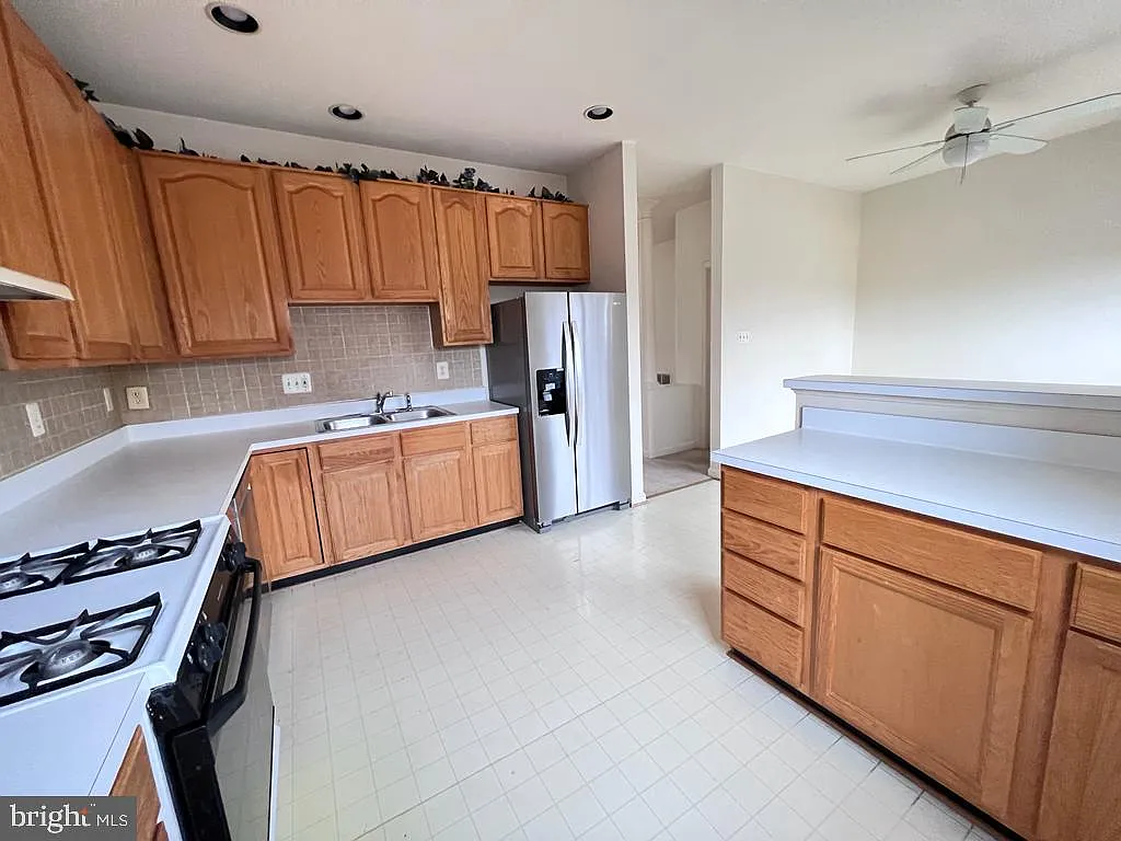 3 bed, 4.0 bath, 2552 sqft, $2,900 — Photo 3
