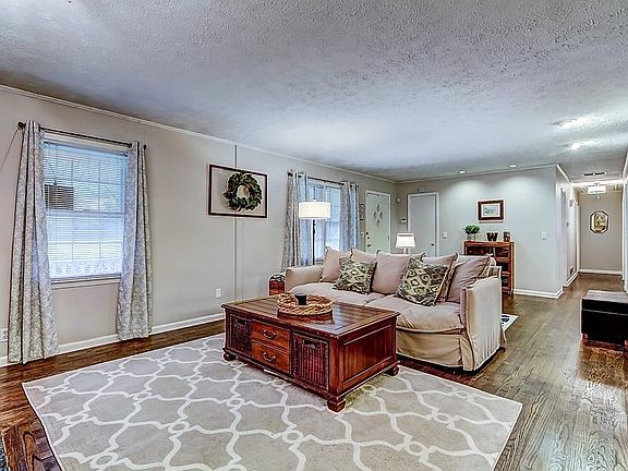 3rd image of 106 Huntwood Dr SE
