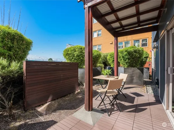 827 Hiawatha Place S #203, Seattle, WA 98144