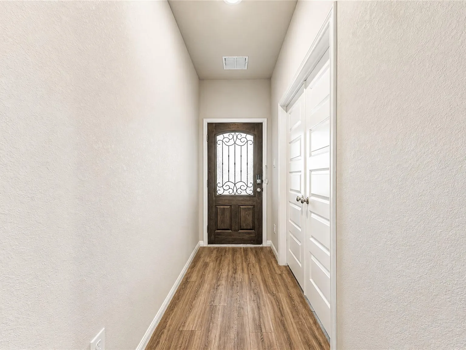 4 bed, 2.5 bath, 2313 sqft, $2,350 — Photo 3