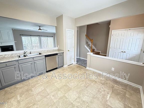 4th image of 412 Canyon Lake Cir