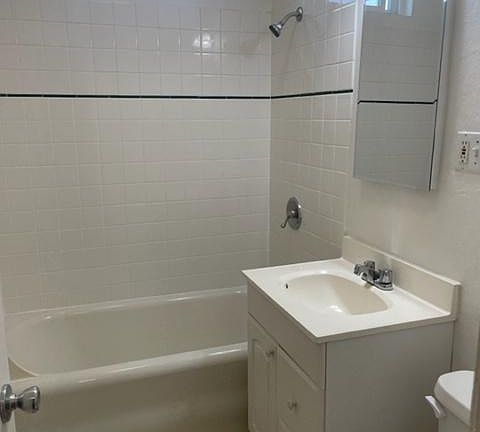 vinatage bath with shower-tub