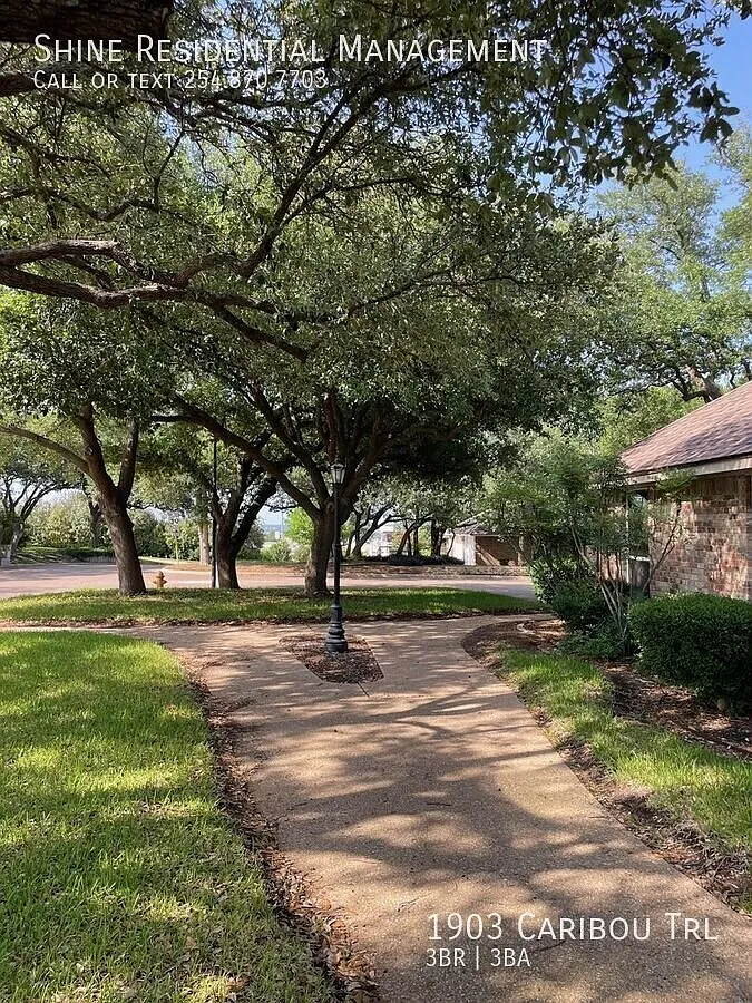 3 bedrooms, 2 1/2 bathrooms, 2 living areas, 2 dining areas - Stunning Home in Harker Heights! — Photo 3