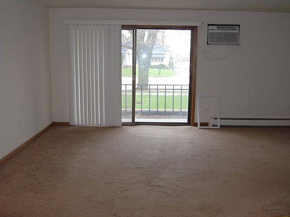 3rd image of 5916 W 87th St APT 1C