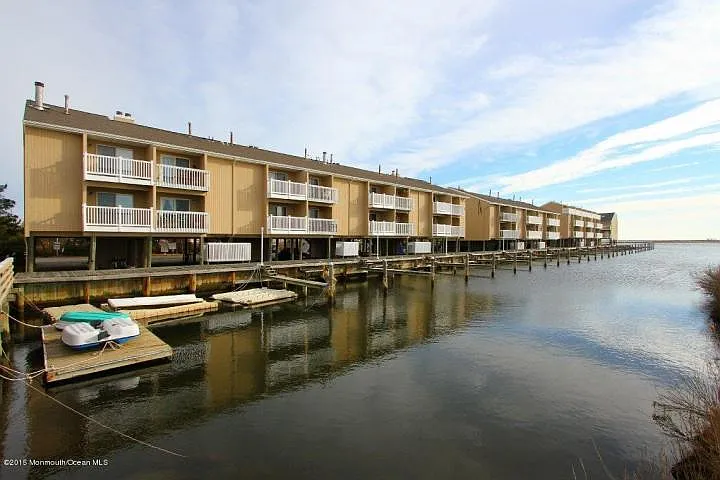 441-02 E Bay Ave photo 1