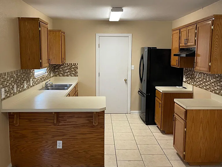 4616 Swallow Ave — Photo 9