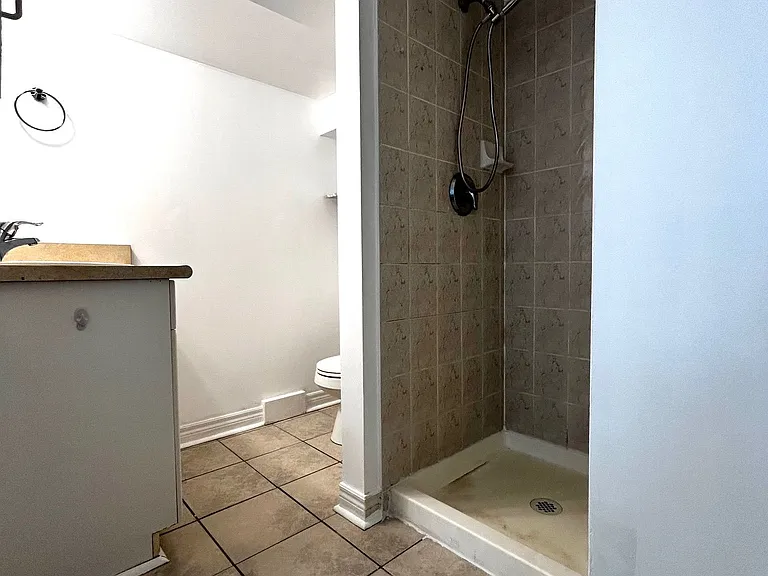 5219 Broughton Cres #IN-LAW ON MAI — Photo 16