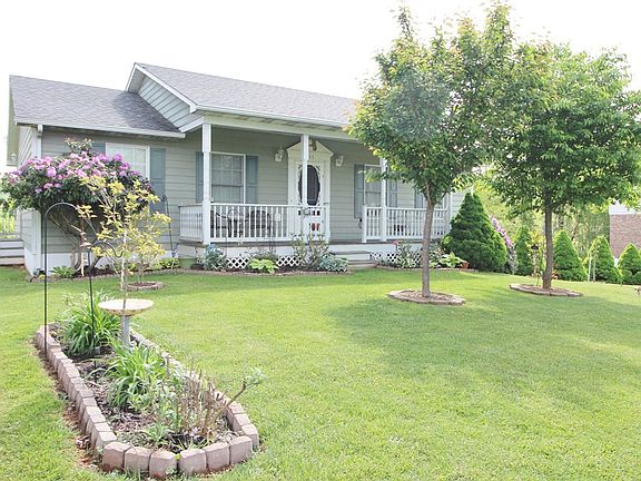 4th image of 435 Country Club Ln