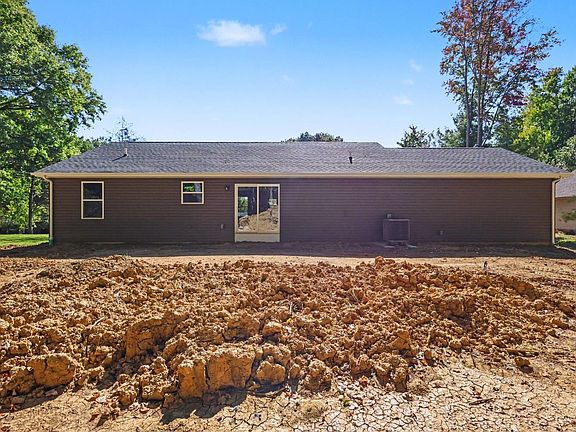 4th image of 490 Shannon Ln