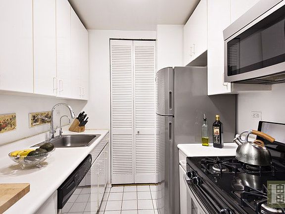4th image of 161 W 61st St APT 25H