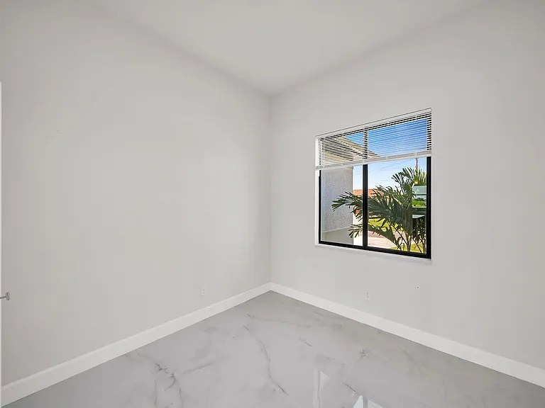 2504 SW 32nd St — Photo 29