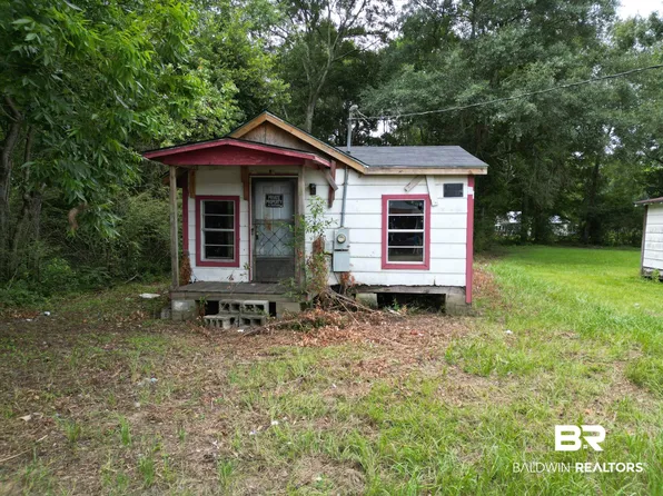 156 4th St #156, Atmore, AL 36502