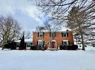 2727 Warwick Dr, Bloomfield Hills, MI 48304