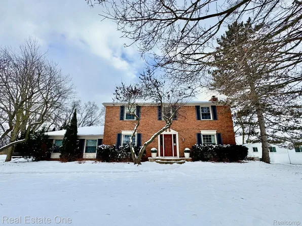 2727 Warwick Dr, Bloomfield Hills, MI 48304