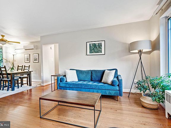3rd image of 10409 Montrose Ave #M202