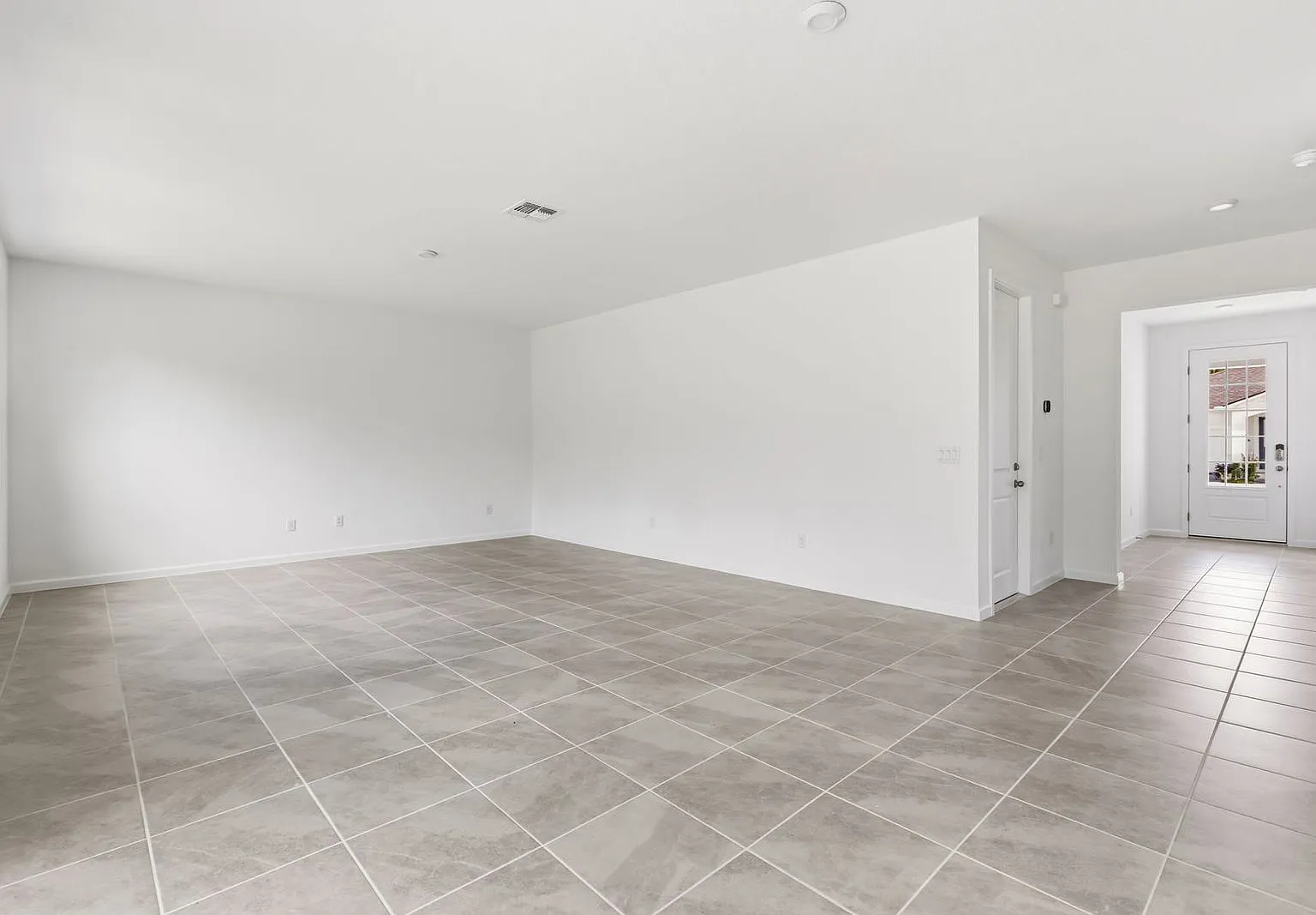 5 bed, 3.0 bath, 2575 sqft, $3,700 — Photo 3