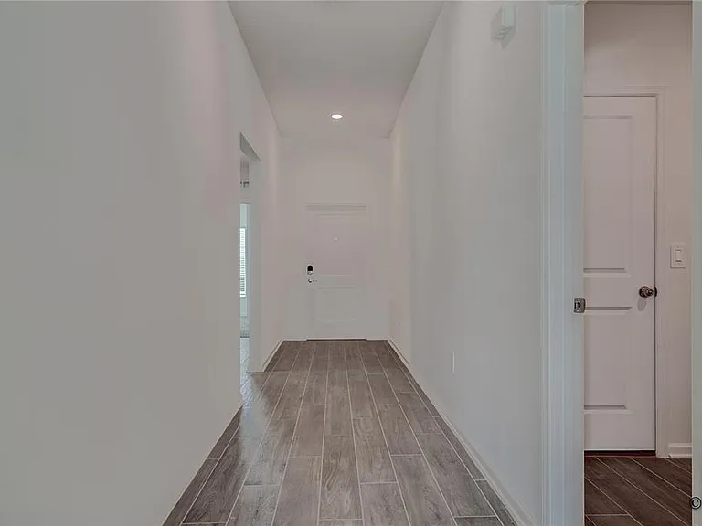 1490 Brentwood Dr — Photo 4