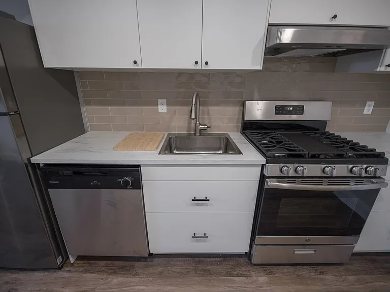 856 Bronson Ave — Photo 2