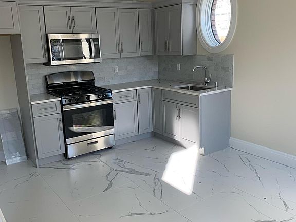 5th image of 528 Albourne Ave #1