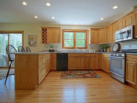 KITCHEN W/STAINLESS APPL