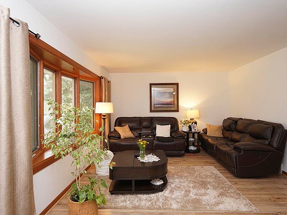 3rd image of 2404 Winnetka Dr