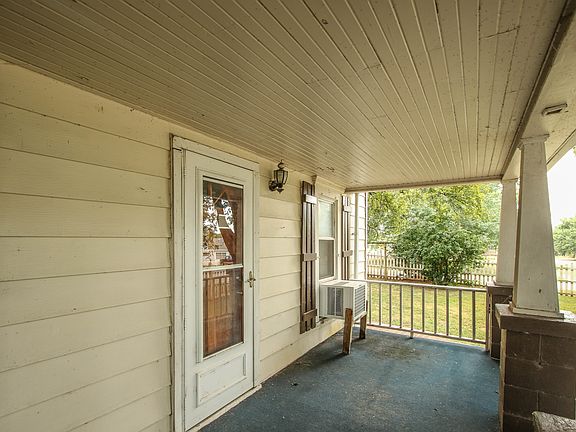 3rd image of 211 S Vine Ave
