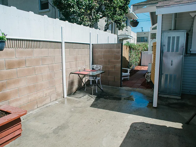 917 E 2nd St — Photo 14